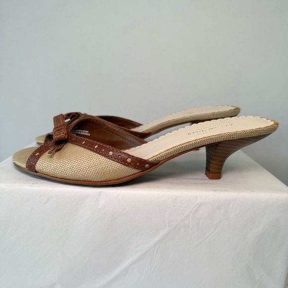 Isaac Mizrahi Brown and Tan Bow Kitten Heel Sandals Size 9 - Picture 11 of 11